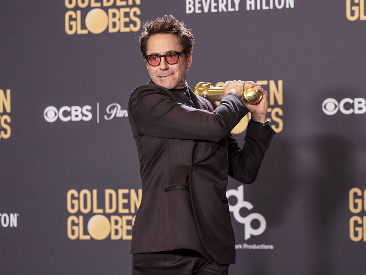Foto: Robert Downey Jr. posa con su Globo de Oro por su trabajo en 'Oppenheimer' (EFE)