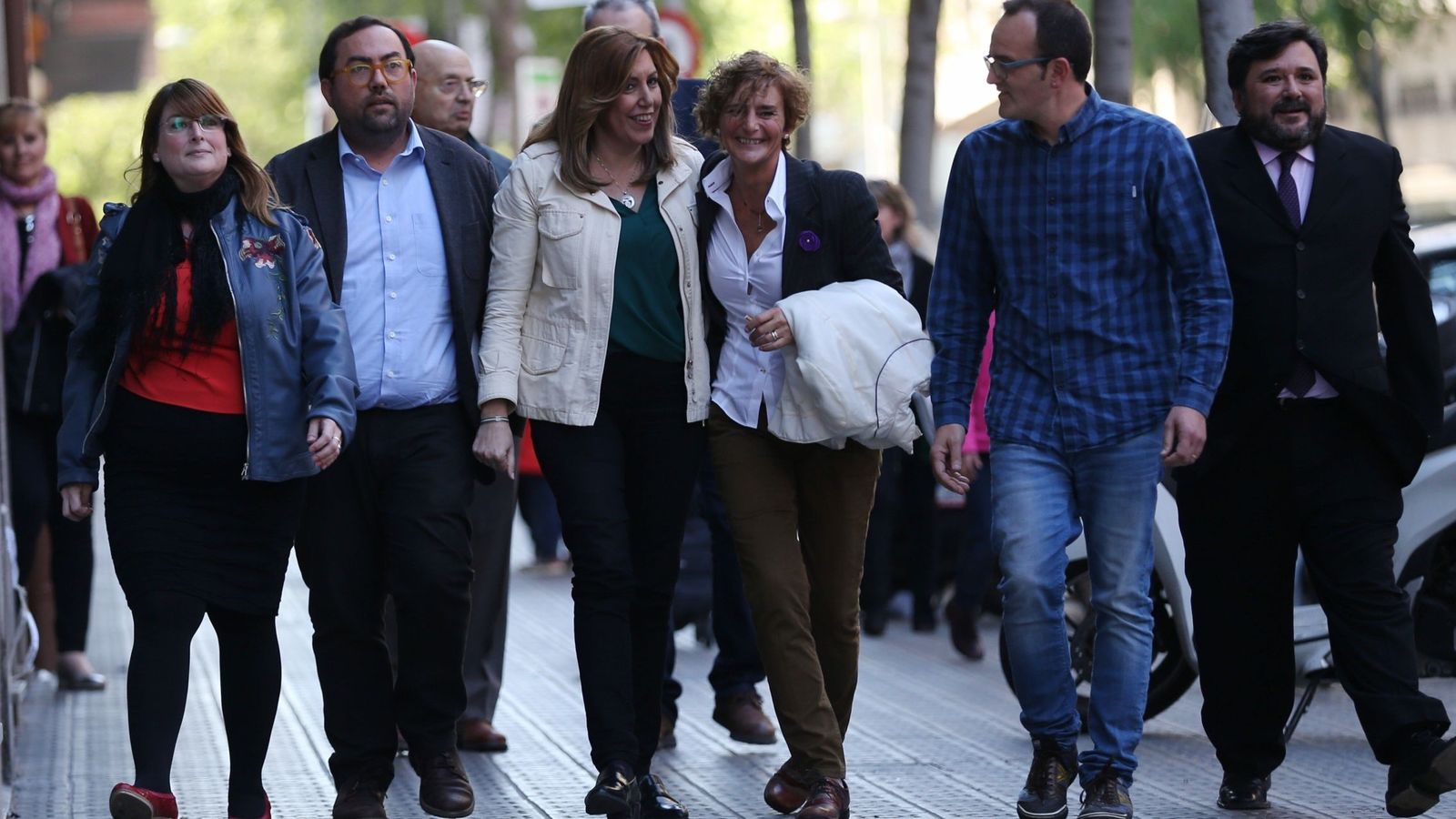 Foto: Susana Díaz, a su llegada este 5 de abril a la sede del PSC en Barcelona. El segundo por la derecha, Joaquim Fernández. (EFE)
