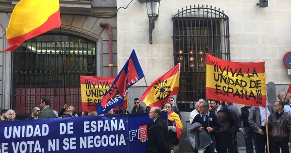 Foto: Un grupo de ultraderechistas a la espera de que llegara Artur Mas. (P.E.)