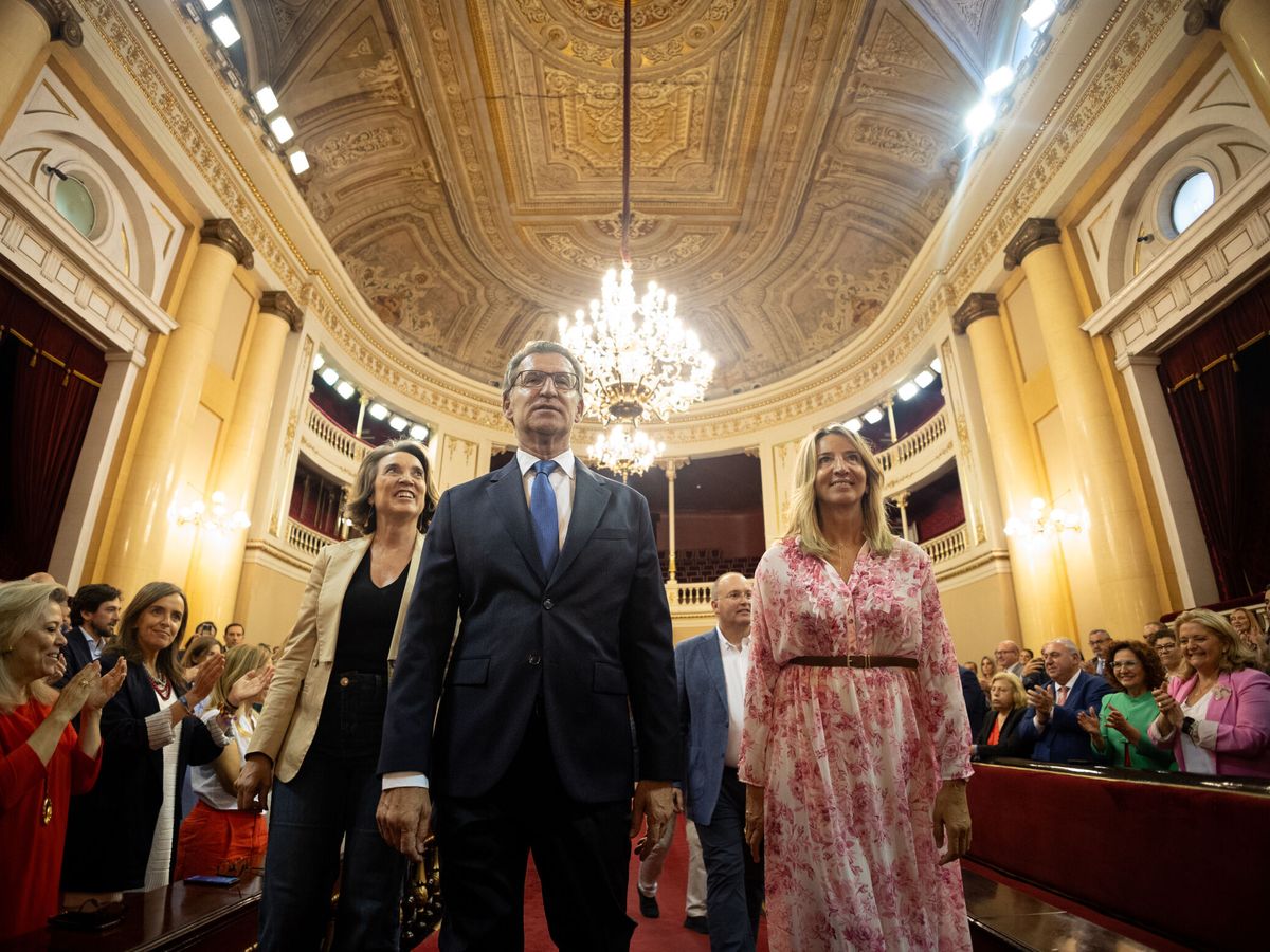 Foto: El líder del PP, Alberto Núñez Feijóo, junto a la secretaria general del PP, Cuca Gamarra (i), y la portavoz en el Senado, Alicia García (d). (Europa Press/Eduardo Parra)