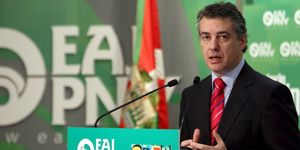Zapatero y Urkullu se reúnen en secreto para cerrar un acuerdo con el que agotar la legislatura