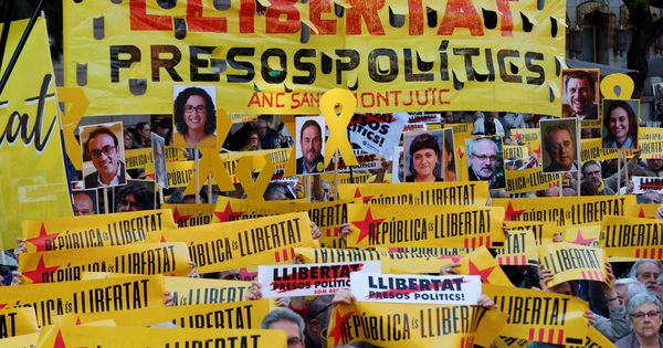 Foto: Concentración para pedir la libertad de los presos catalanes encarcelados. (EFE)
