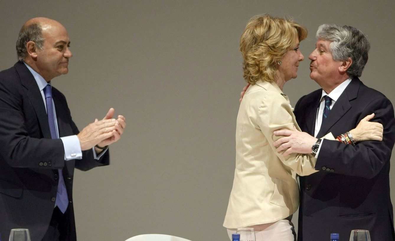 Esperanza Aguirre con el expresidente de la patronal madrileña CEIM Arturo Fernández (derecha), y el expresidente CEOE, Gerardo Díaz Ferrán. (EFE)