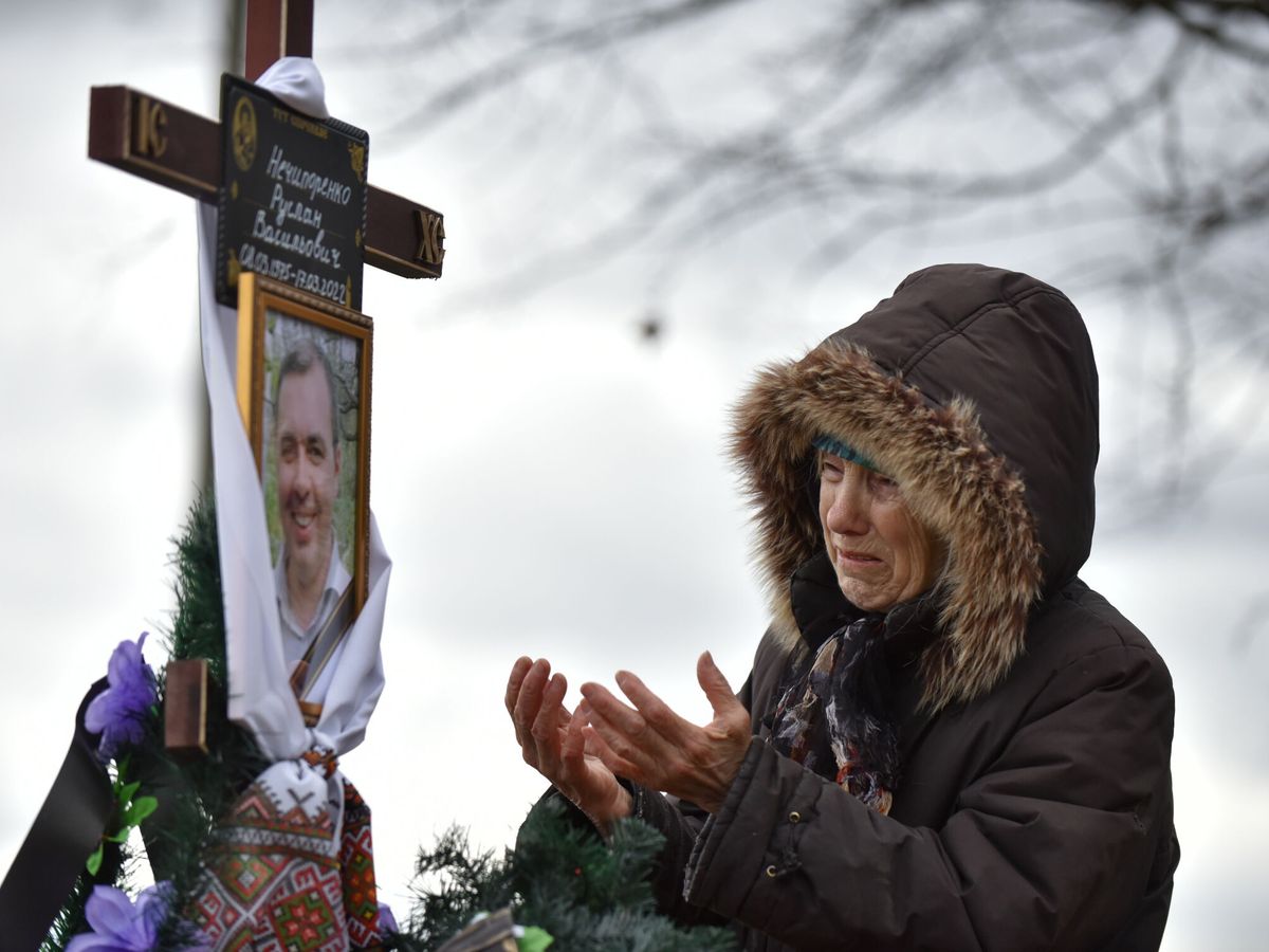 Foto: La madre de una de las víctimas de la masacre de Bucha, en abril de 2022. (Oleg Petrasyuk/EFE)