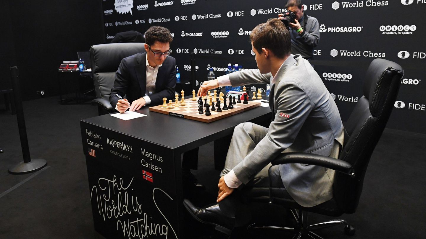 El noruego Magnus Carlsen y el estadounidense Fabiano Caruana (i). (EFE)