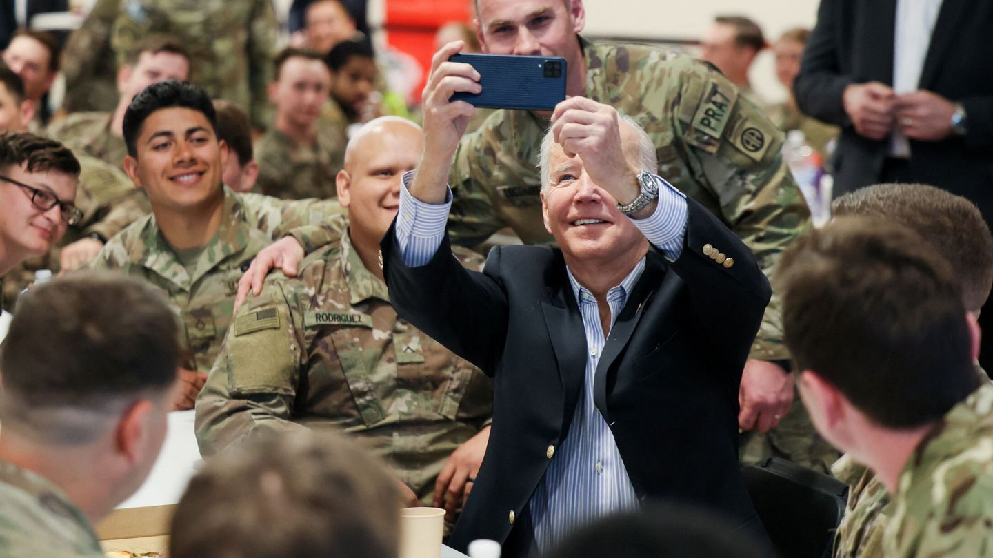 Biden se toma un selfie con los soldados del ejército de EEUU destinados en Polonia, en la base de Jasionka, cerca de Rzeszow. (Reuters/Evelyn Hockstein)
