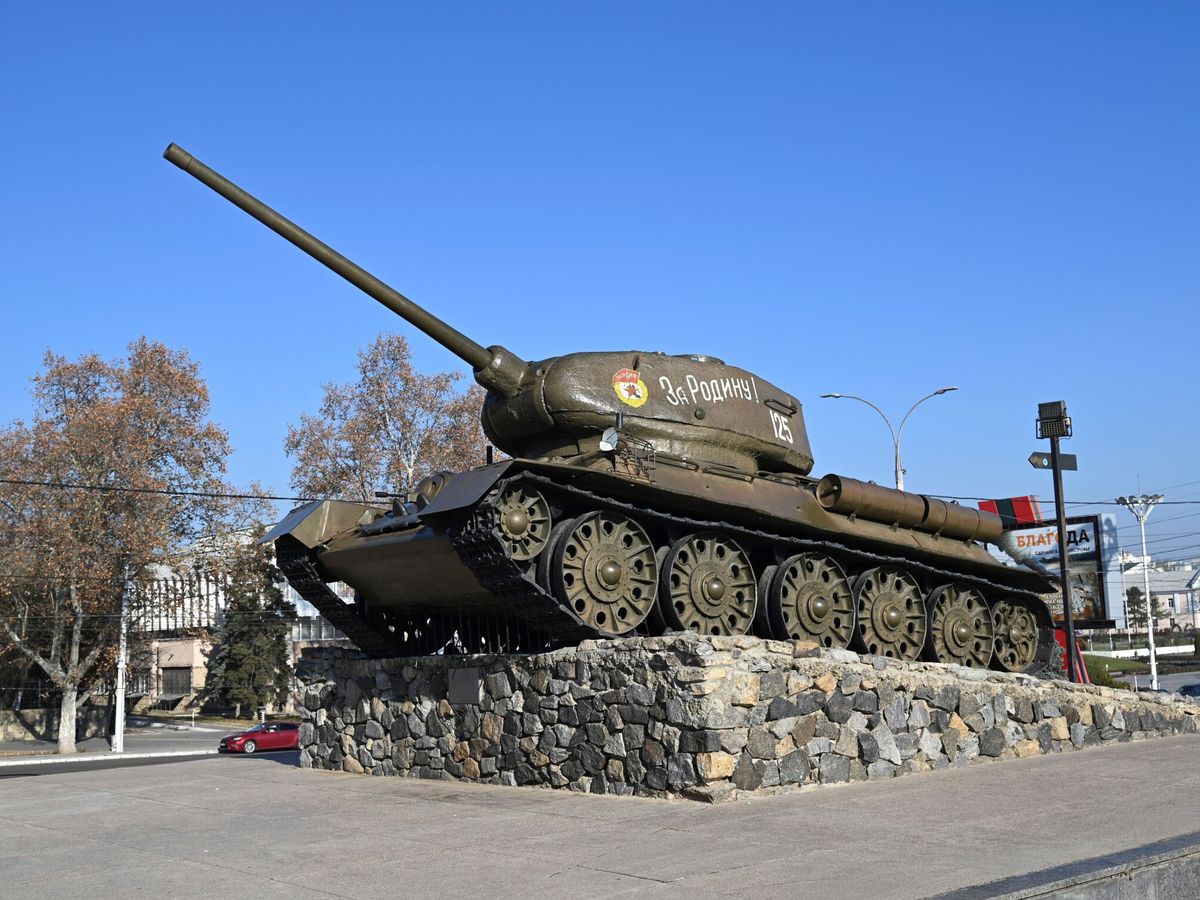 Foto: Tanque soviético T-34, uno de los símbolos de la ciudad de Tiráspol, en Transnistria. (EFE/Ignacio Ortega)