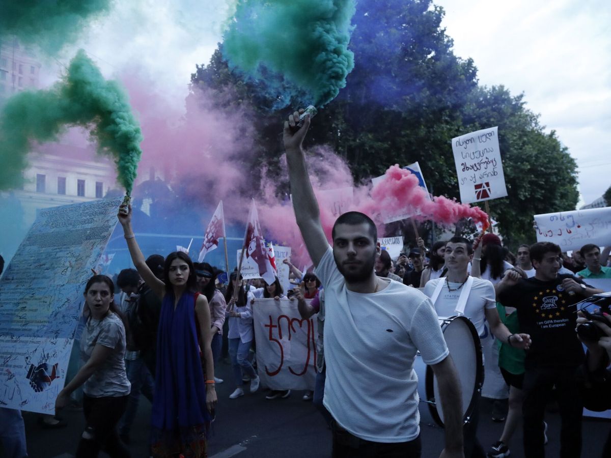 Foto: Georgianos protestaban en junio para pedir que el país sea candidato a formar parte de la Unión Europea. (EFE/Zurab Kurtsikidze)