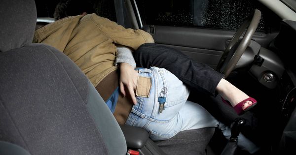 Foto: Una pareja besándose en un coche. (iStock)