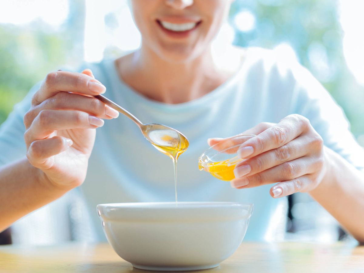 Foto: La miel contiene un 80 % de azúcares libres, por lo que no conviene abusar. (iStock)