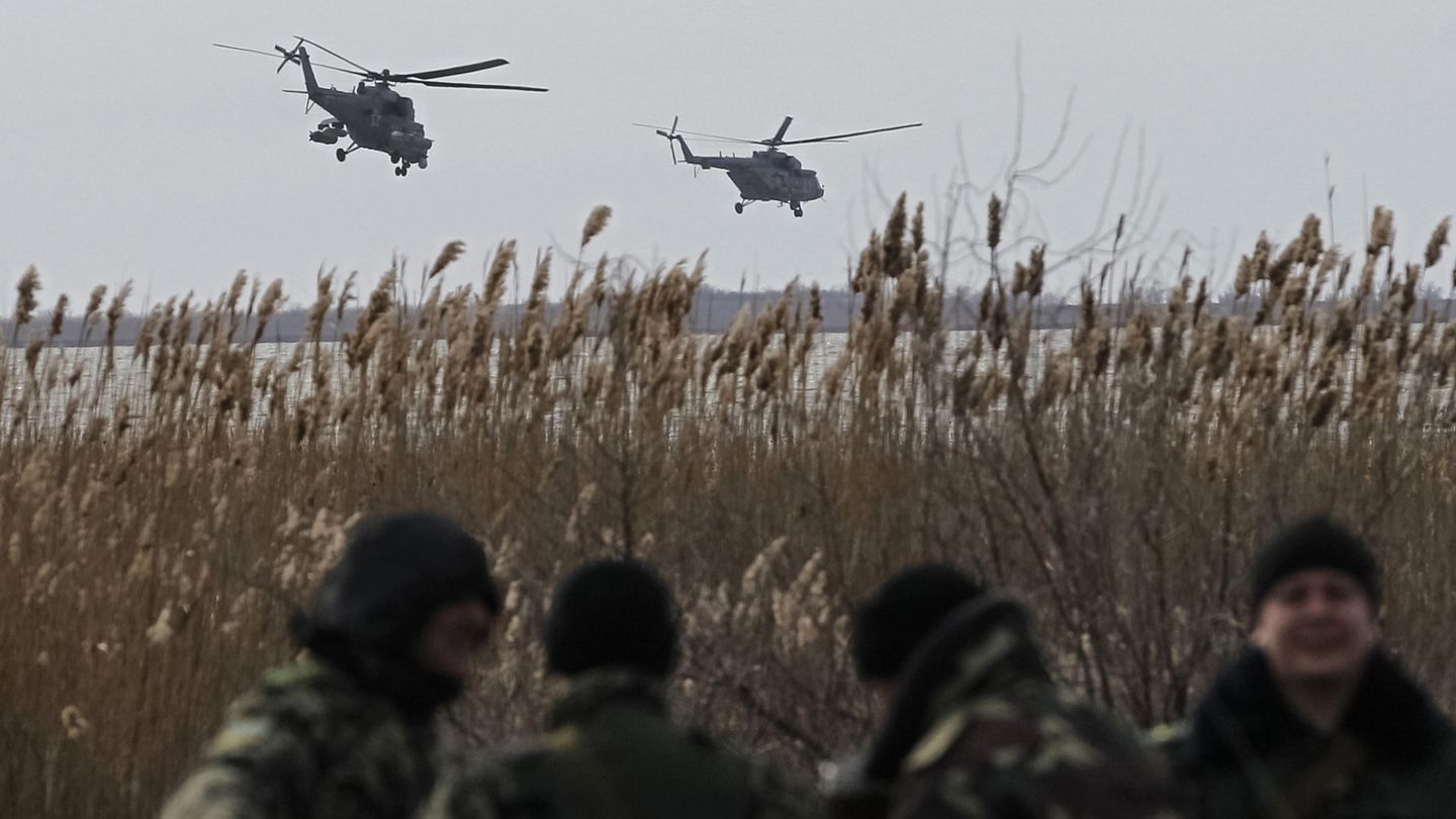 Helicópteros rusos mi-35 sobrevuelan a soldados ucranianos en Strelkovo (Reuters).