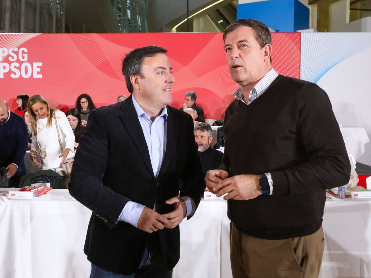 Foto: Besteiro y Formoso conversan durante el Comité Nacional Galego del PSdeG. (EFE/Xoán Rey)
