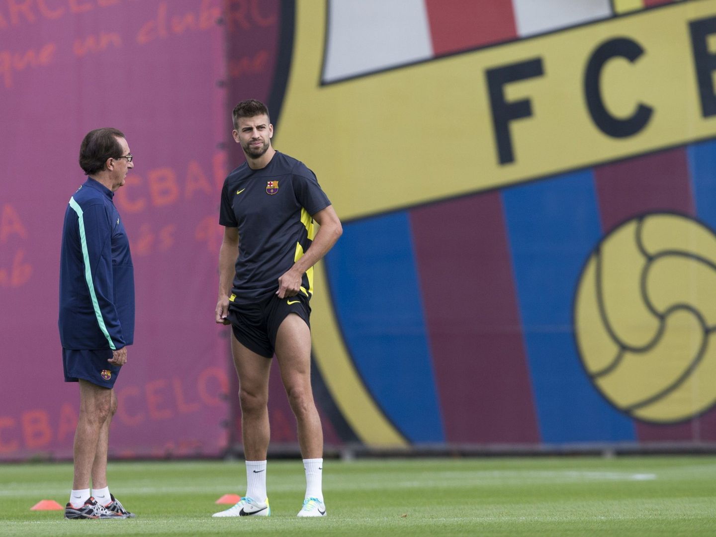 Paco Seirul.lo, junto a Gerard Piqué, en un entrenamiento del Barça. (EFE/Alejandro García)