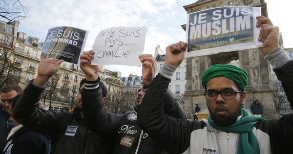 Foto: Jóvenes musulmanes franceses se manifiestan en París contra las presuntas blasfemias de la revista "Charlie Hebdo", objeto de un ataque yihadista, en enero de 2015. (Reuters)