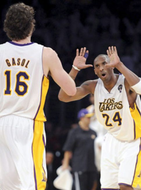 Foto: Los Lakers amplían su racha tras derrotar a los Suns en un maratoniano partido