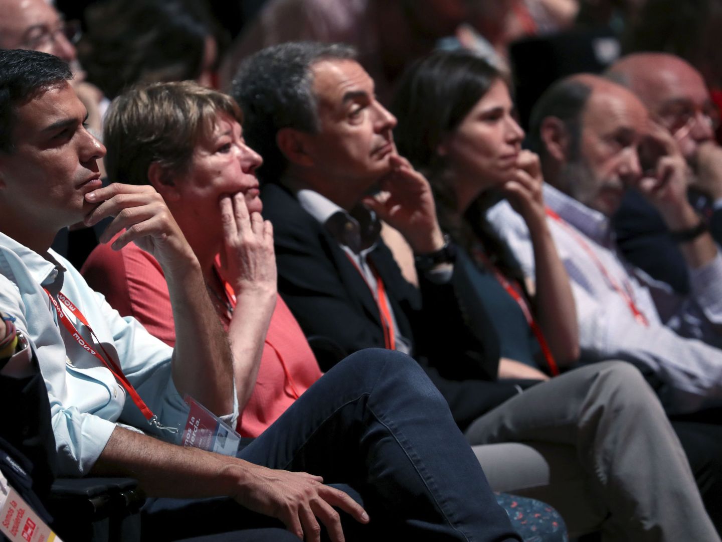 El líder del PSOE, Pedro Sánchez, con José Luis Rodríguez Zapatero (3i) y los también ex secretarios generales Alfredo Pérez Rubalcaba (2d) y Joaquín Almunia (d), el 17 de junio de 2017, en el 39º Congreso Federal del PSOE. (EFE)
