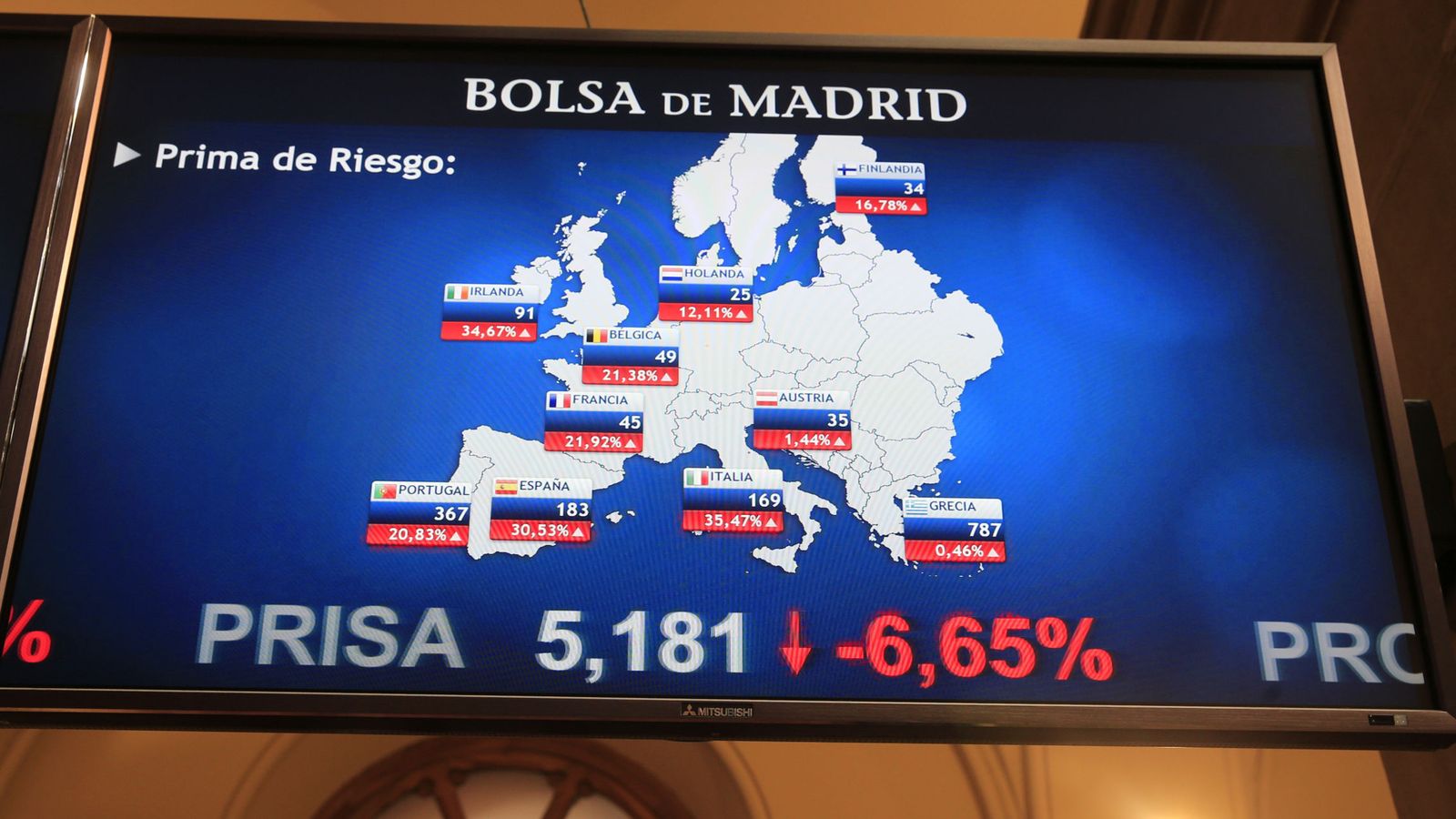 Foto: Panel en la Bolsa de Madrid con las primas de riesgo en Europa (EFE)