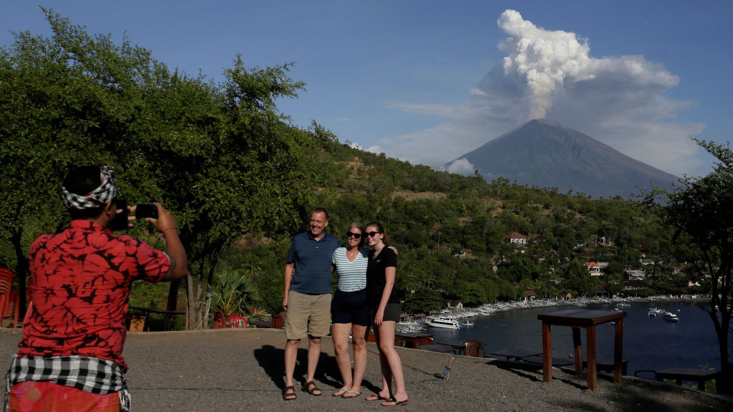 Turistas se sacan una foto en Bali durante la erupción del volcán Agung.
