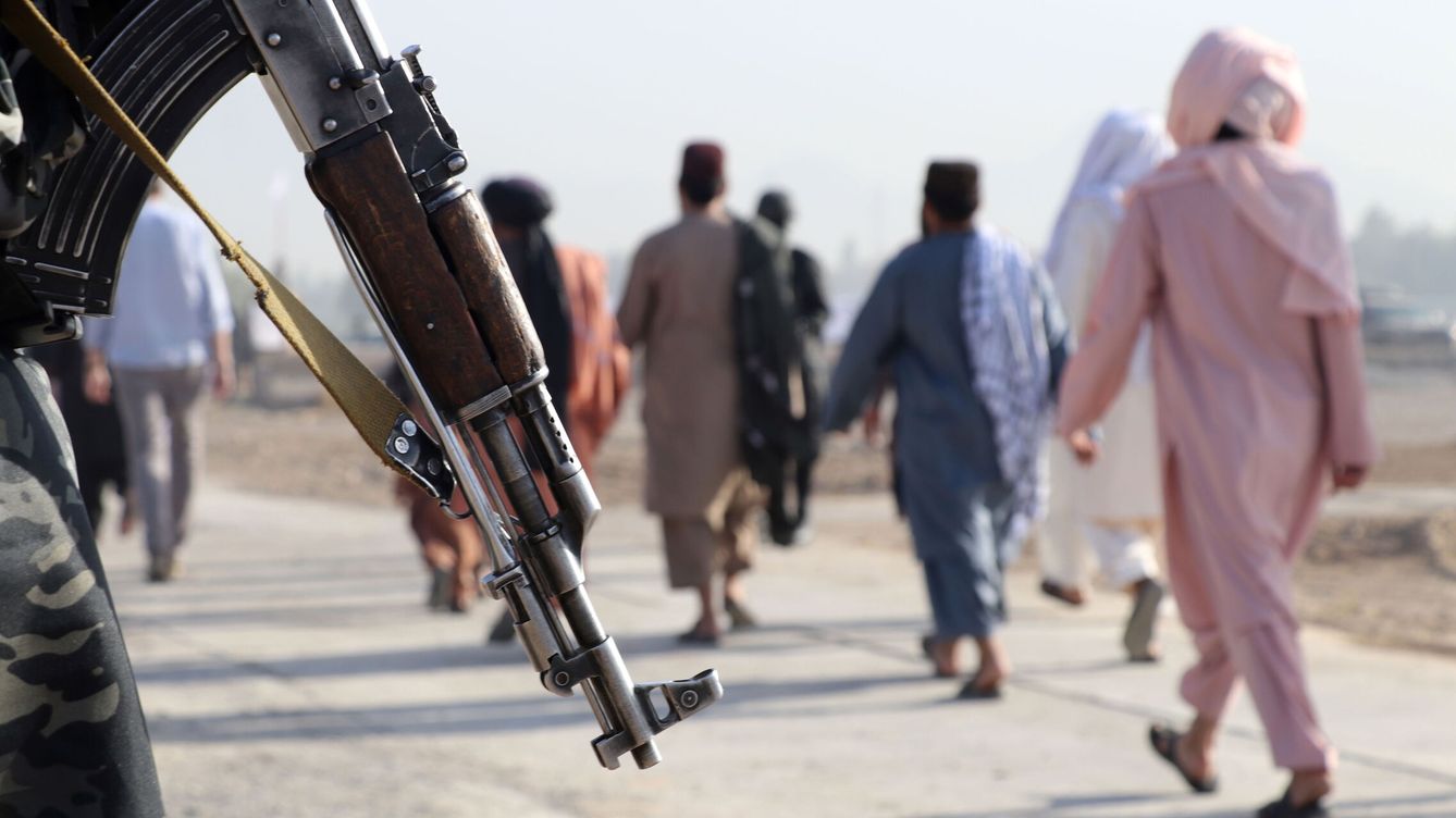 Foto: Un talibán vigila la entrada a una mezquita en Kandahar, Afganistán. (EFE/Epa Stringer)