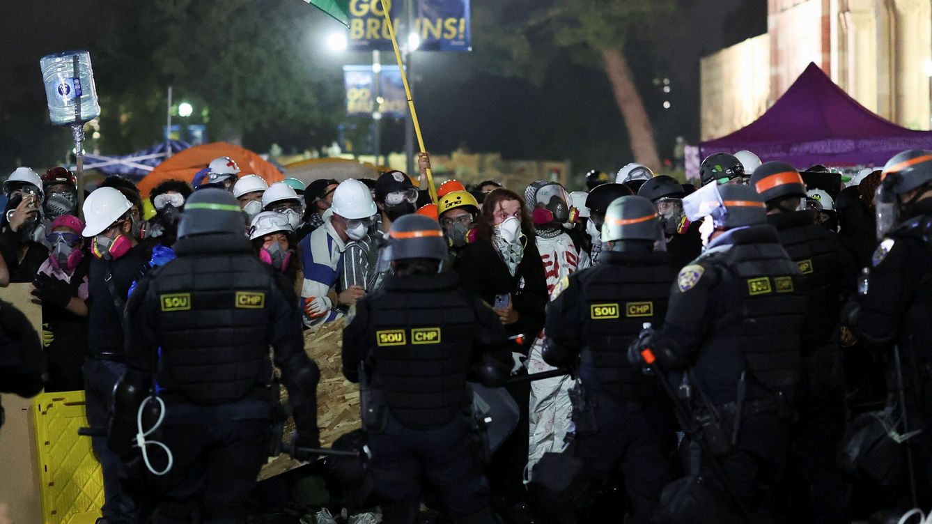 Foto: La Policía frente a los manifestantes en la Universidad de California. (Reuters)