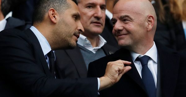 Foto: Khaldoon Al Mubarak (i), presidente del City, y Gianni Infantino, actual presidente de la FIFA y secretario general de la UEFA en 2014. (Reuters)