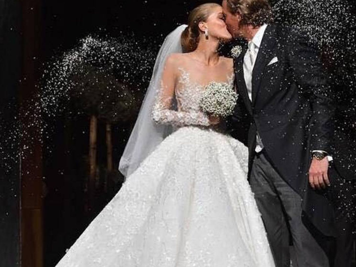 Victoria y Werner se dan el primer beso de casados. (Foto: Instagram @victoriaswarovski)