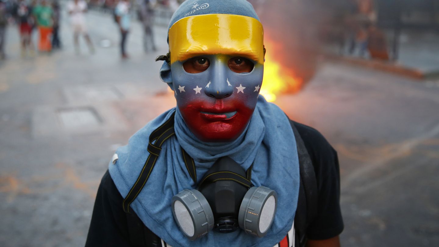 Un manifestante opositor durante las protestas contra el Gobierno de Maduro en Caracas (Reuters). 