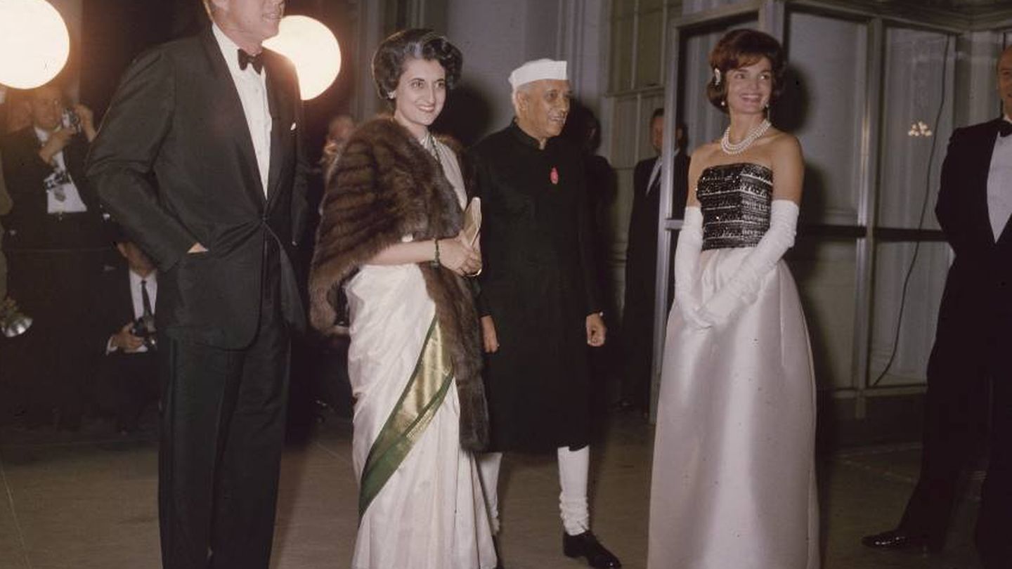  Los Kennedy reciben a Indira Gandhi en la Casa Blanca. (Getty)