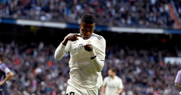 Foto: Vinicius Júnior besa el escudo del Real Madrid tras anotar un gol. (EFE)