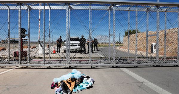 Foto: Zapatos y juguetes de niño colocados a modo de protesta frente a la puerta de un centro de detención de menores inmigrantes en Tornillo, Texas, el 21 de junio de 2018. (Reuters) 