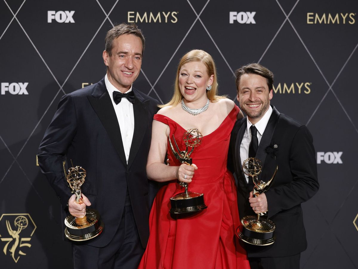Foto: Actores de 'Succession' galardonados con el Emmy. (EFE/Caroline Brehman)