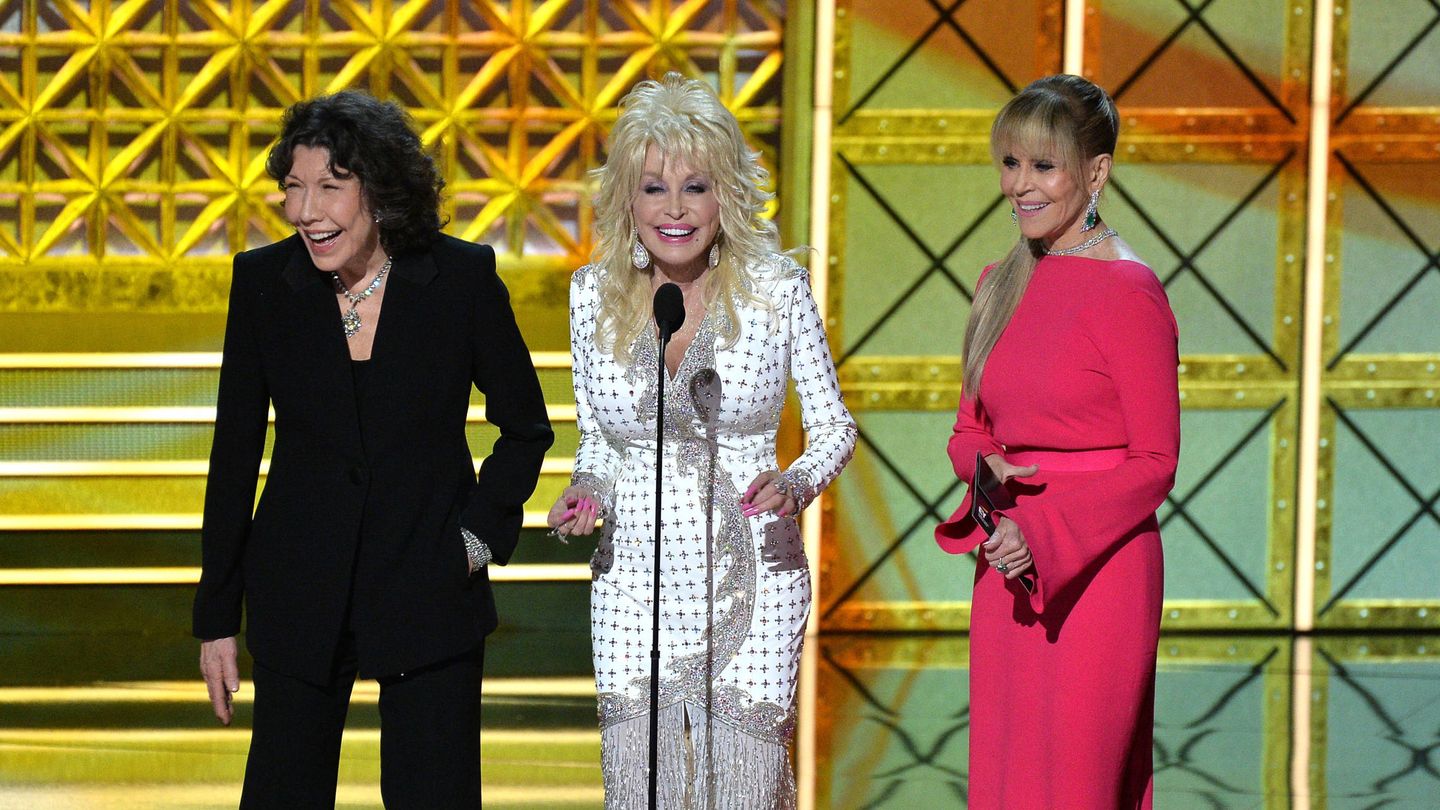 Lily Tomlin, Dolly Parton y Jane Fonda, en los Premios Emmy 2017. (Gtres)