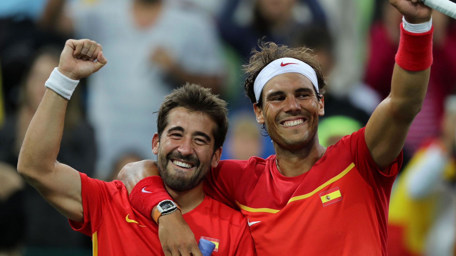 Foto: Los tenistas españoles Rafael Nadal (d) y Marc Lopez (i) celebran tras vencer a los canadienses Daniel Nestor y Vasek Pospisil. (EFE)