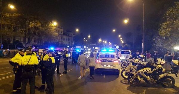 Foto: Varios coches y agentes de policía, en la 'madrugá' de Sevilla. (Foto: Emergencias Sevilla)