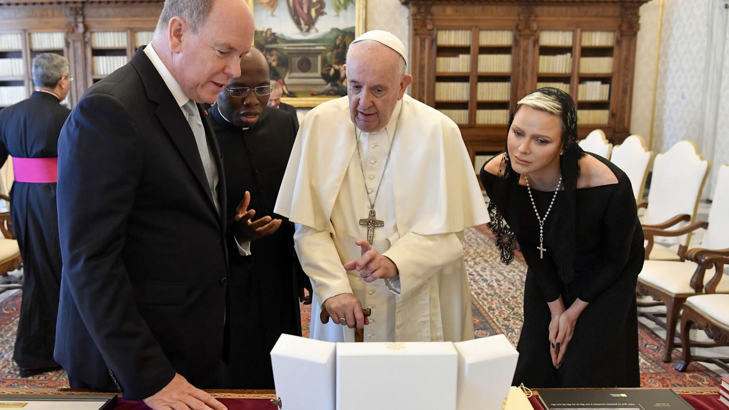 Alberto y Charlène, junto al papa Francisco. (EFE/EPA/Vatican Media)
