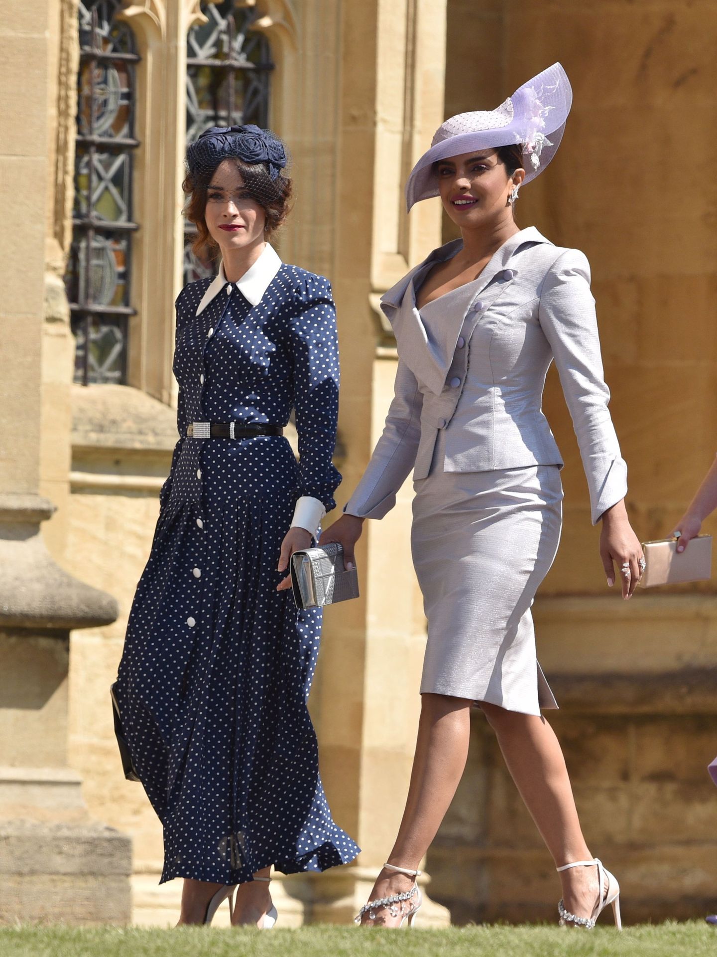 Priyanka Chopra junto a Abigail Spencer, llegando a la boda del príncipe Harry y Meghan Markle. (EFE)