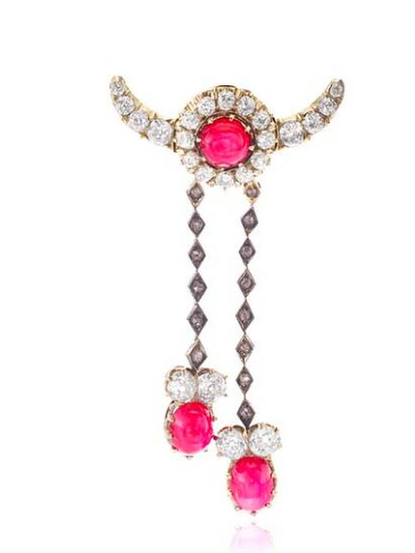 Un broche de Fabergé engastado con rubíes y diamantes heredado por la princesa Eudoxia de Bulgaria de la emperatriz María Fiódorovna de Rusia. (Sotheby's)