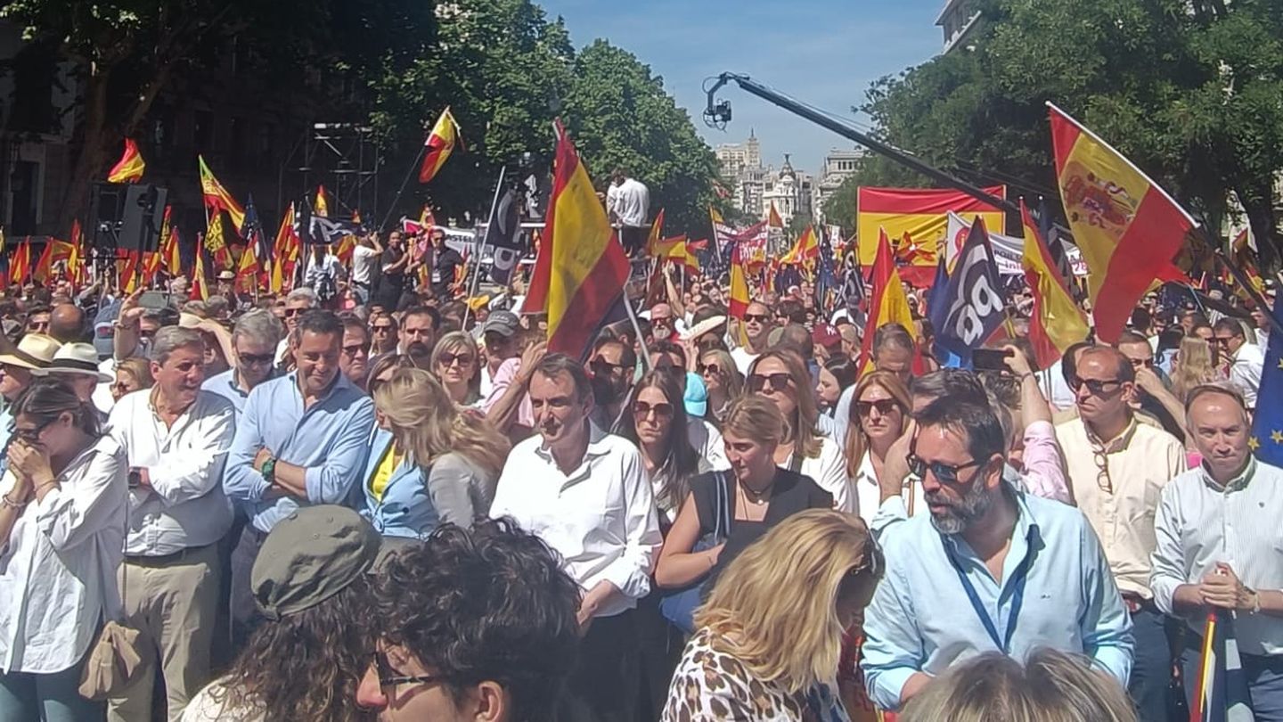 Manifestantes en la Puerta de Alcalá. (Ana Belén Ramos)