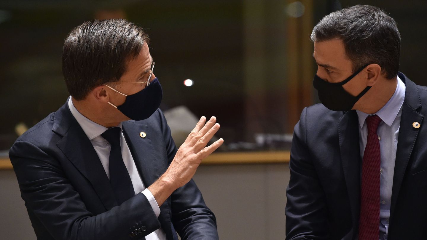 Rutte y Sánchez, durante la cumbre en Bruselas. (EFE)