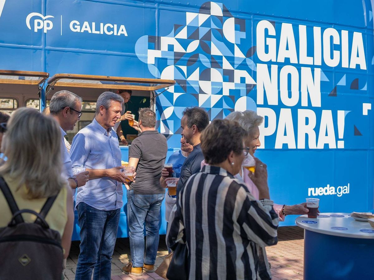 Foto: El autobús con el que Alfonso Rueda ya ha empezado a recorrer distintas localidades gallegas. (Cedida)
