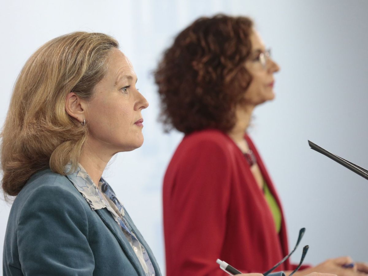 Foto: Las ministras de Economía y Hacienda, Nadia Calviño (i) y María Jesús Montero. (EFE)
