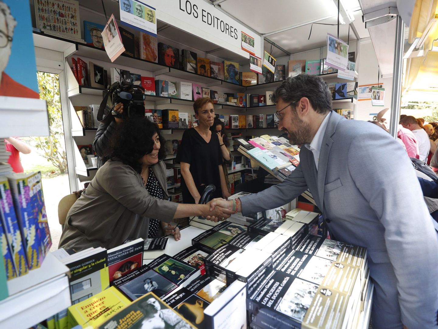 Màxim Huerta, ya nombrado ministro de Cultura, visitó la Feria del Libro pero no en calidad de escritor | EFE