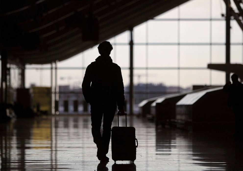 Foto: Un pasajero en el aeropuerto de Barajas. (EFE)