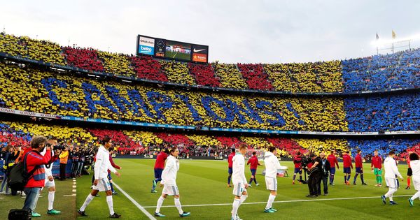 Foto: Los jugadores del FC Barcelona y del Real Madrid saltan al césped del Camp Nou. 