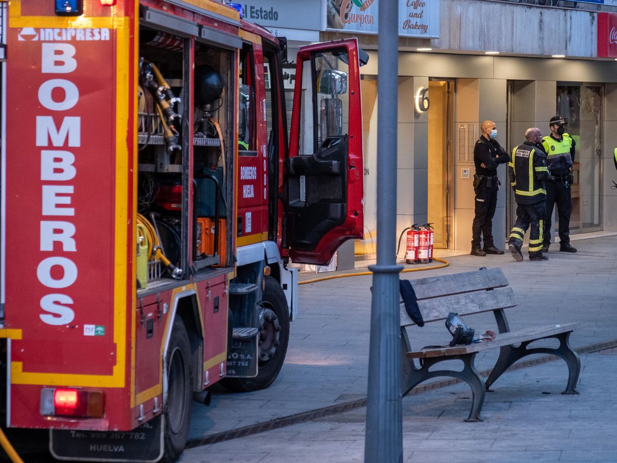 Foto: Los bomberos de Huelva extinguen un incendio, en el que ha fallecido un hombre y que ha obligado al desalojo del inmueble por parte de los servicios de emergencias. (EFE/Julián Pérez)