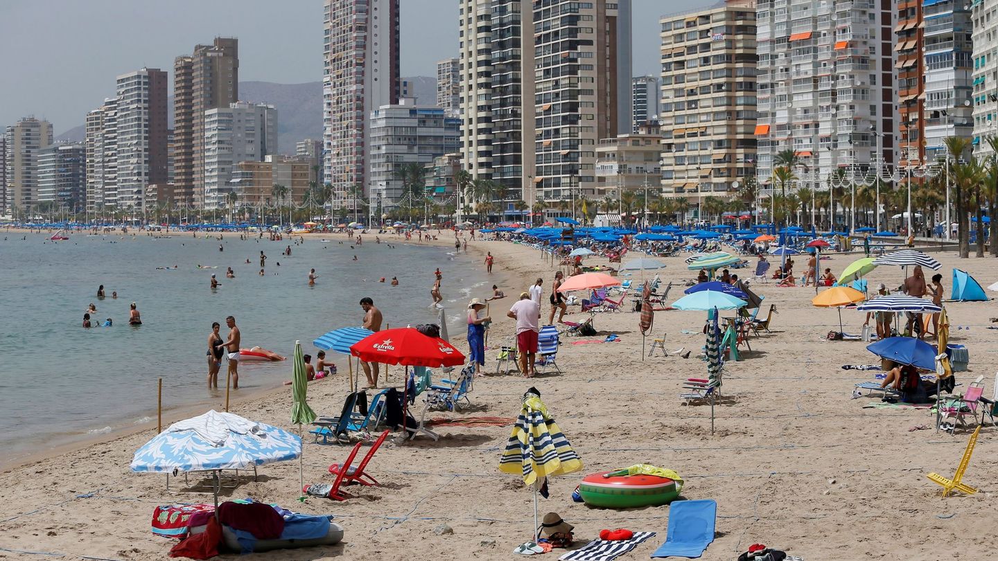 Inusual imagen de la playa de Benidorm (Alicante) semivacía en agosto.