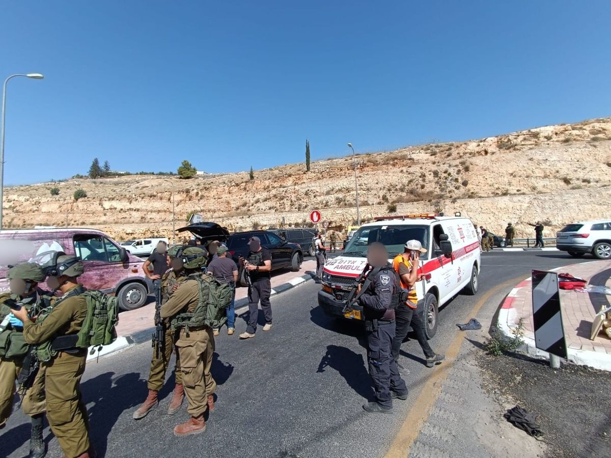 Foto: Militares israelíes y servicios de emergencias en Cisjordania. (EFE/Servicio de Emergencias Magen David Adom)