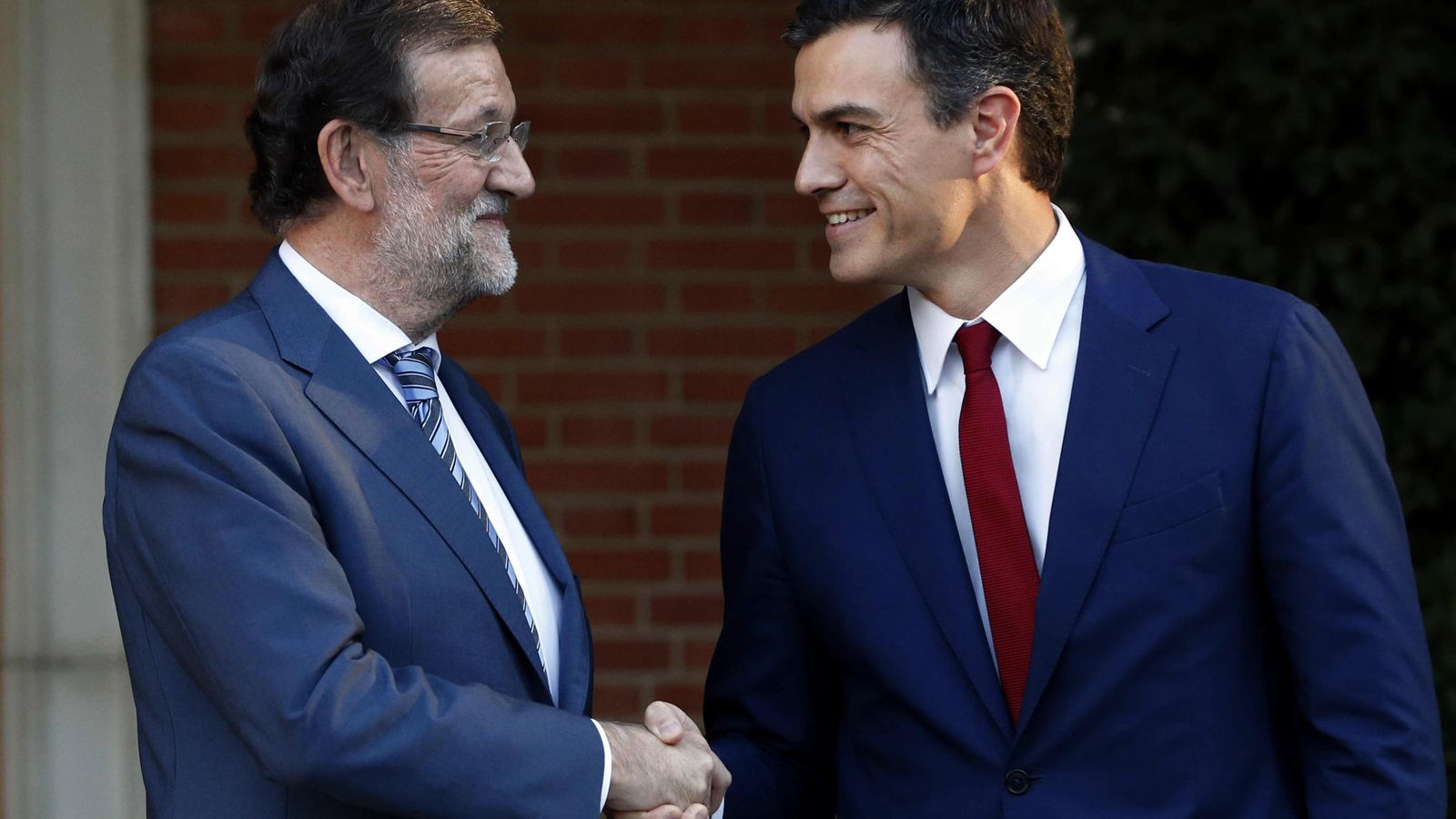 Foto: El presidente del Gobierno, Mariano Rajoy, saluda al secretario general del PSOE, Pedro Sánchez. (Efe)