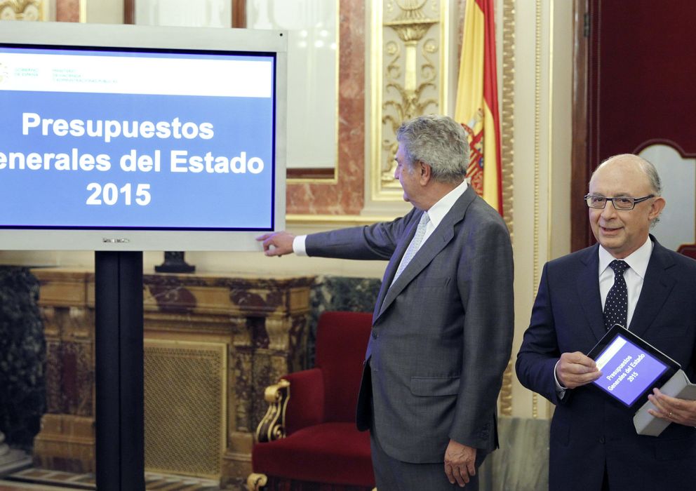 Foto: El ministro de Hacienda, Cristóbal Montoro, entregó al presidente del Congreso, Jesús Posada, el proyecto de ley de Presupuestos Generales del Estado para 2015 