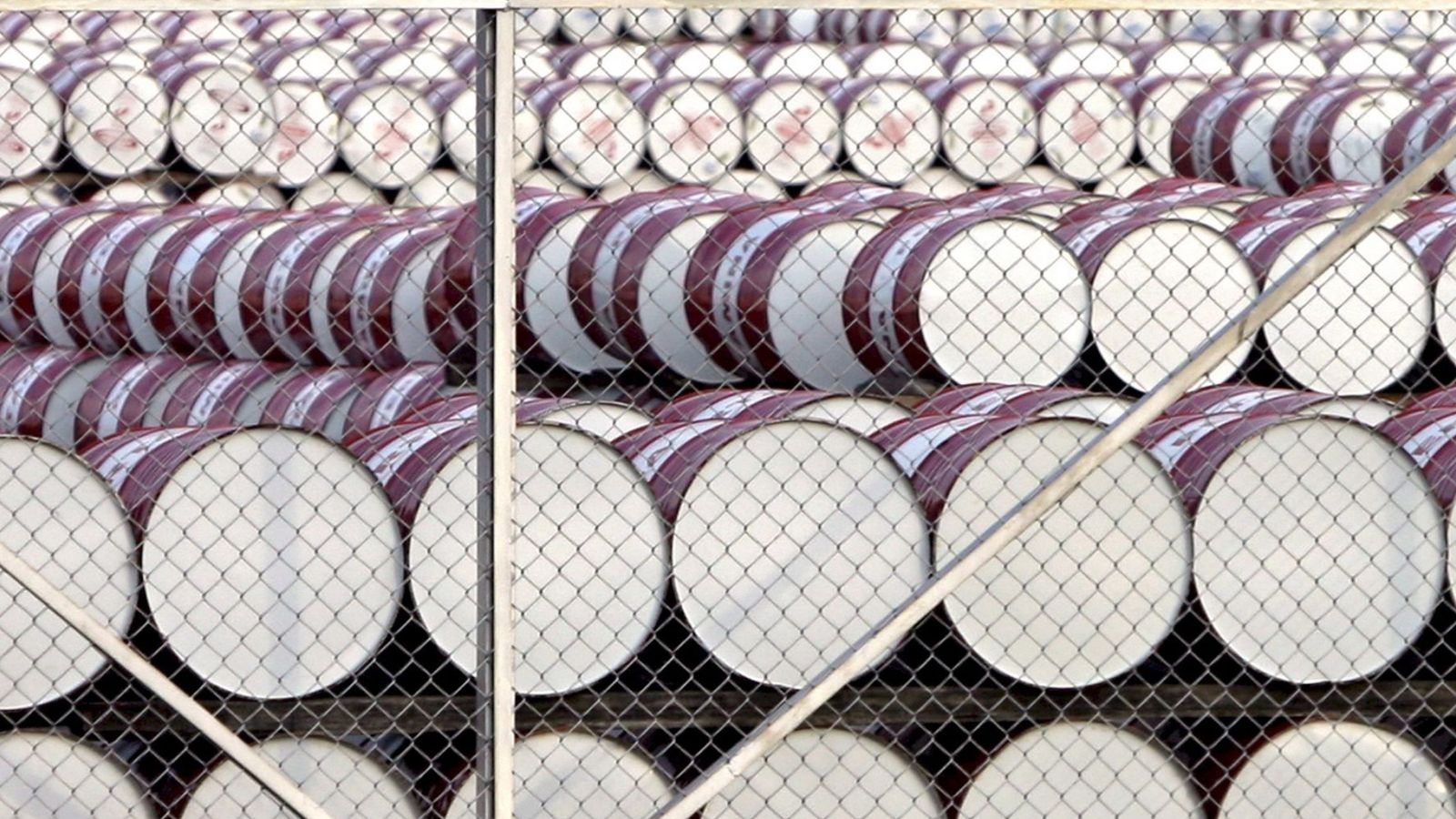 Foto: 1 de noviembre de 2016, que muestra barriles de petróleo almacenados en un depósito de petróleo. (EFE)